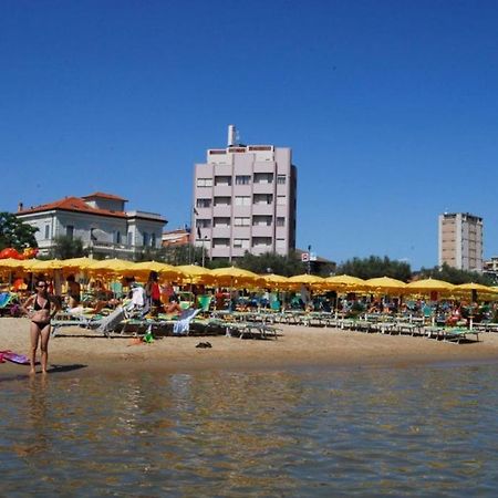 Hotel Bristol Πέζαρο Εξωτερικό φωτογραφία