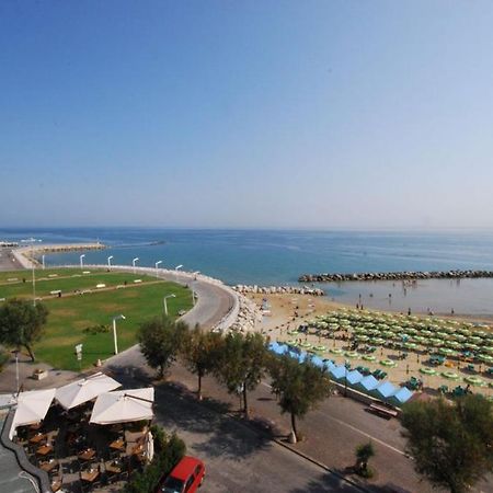 Hotel Bristol Πέζαρο Εξωτερικό φωτογραφία