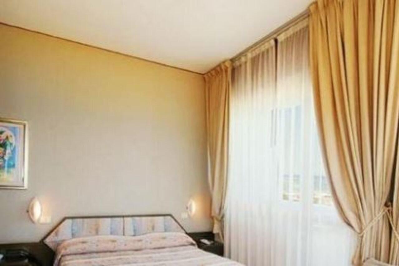 Hotel Bristol Πέζαρο Εξωτερικό φωτογραφία