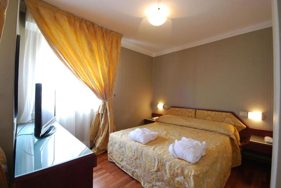 Hotel Bristol Πέζαρο Εξωτερικό φωτογραφία