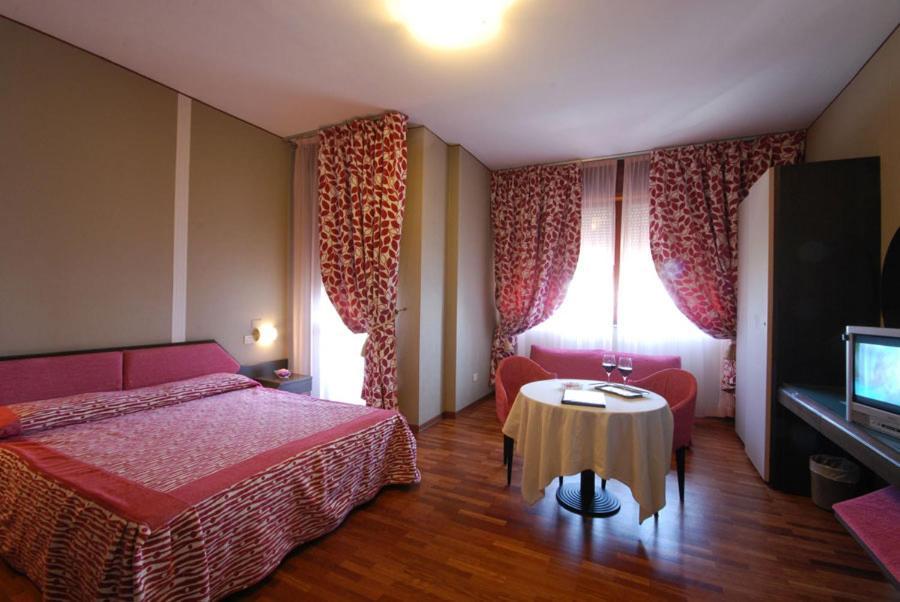 Hotel Bristol Πέζαρο Εξωτερικό φωτογραφία