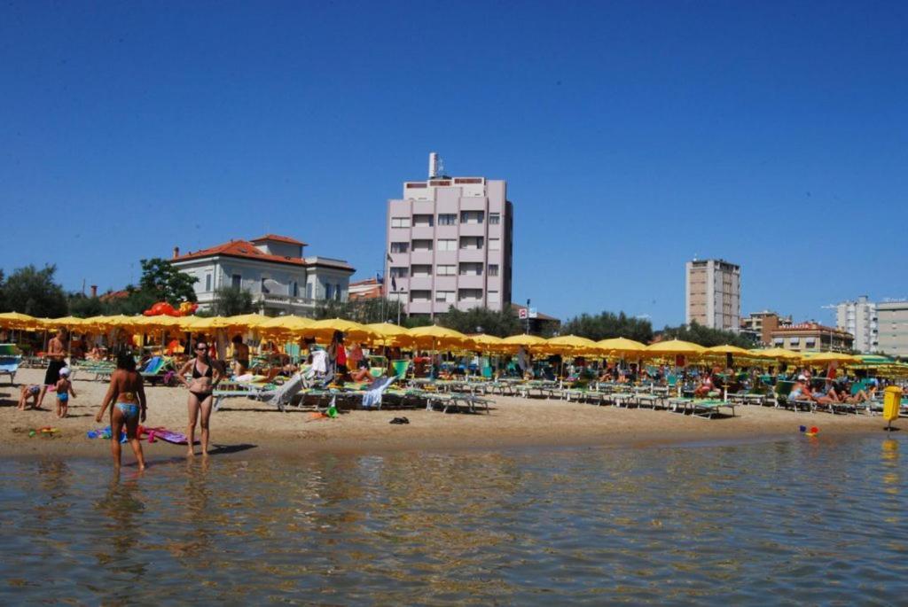 Hotel Bristol Πέζαρο Εξωτερικό φωτογραφία