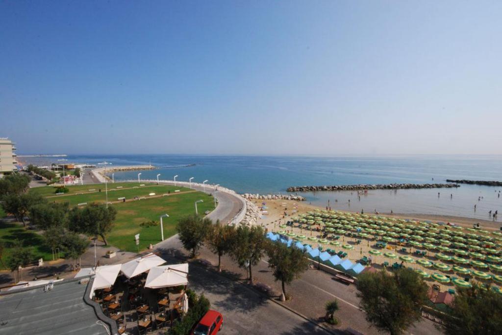 Hotel Bristol Πέζαρο Εξωτερικό φωτογραφία