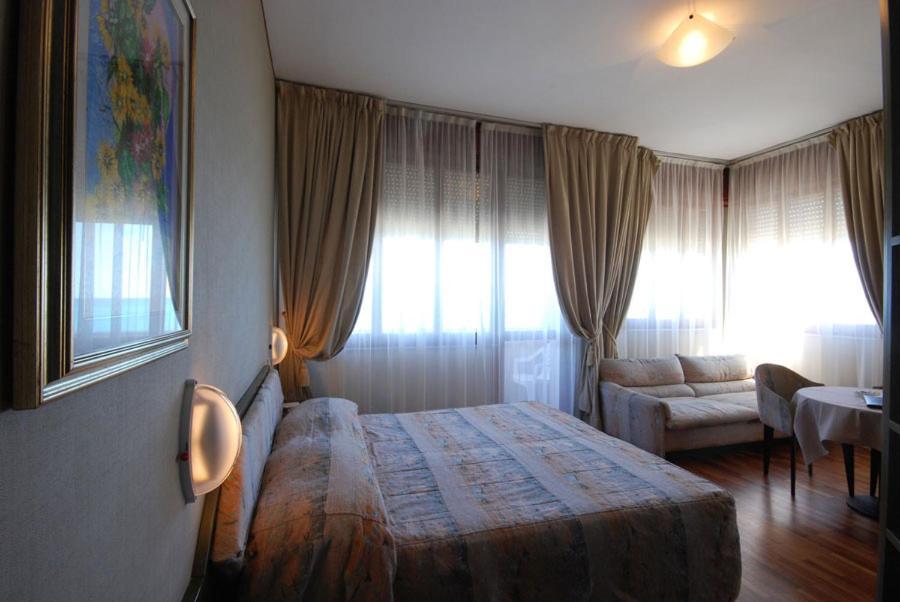 Hotel Bristol Πέζαρο Εξωτερικό φωτογραφία