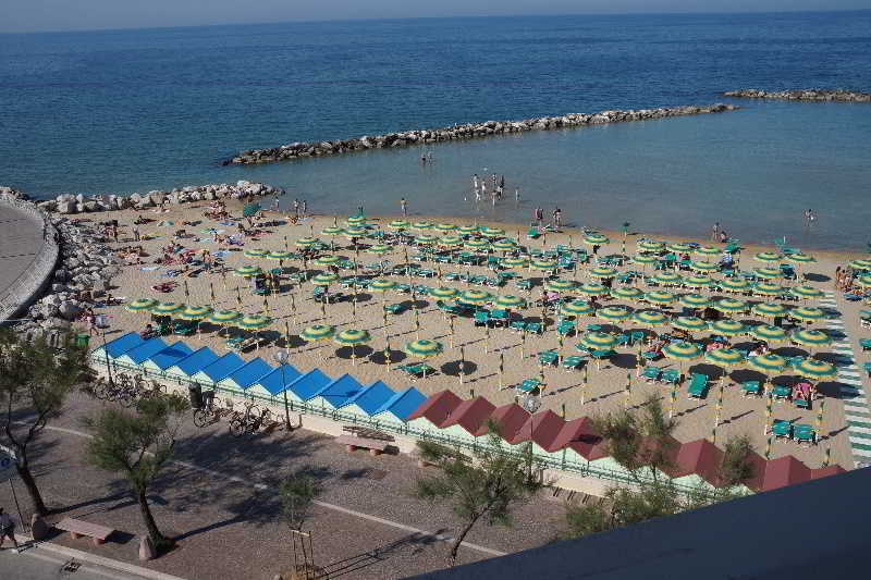 Hotel Bristol Πέζαρο Εξωτερικό φωτογραφία