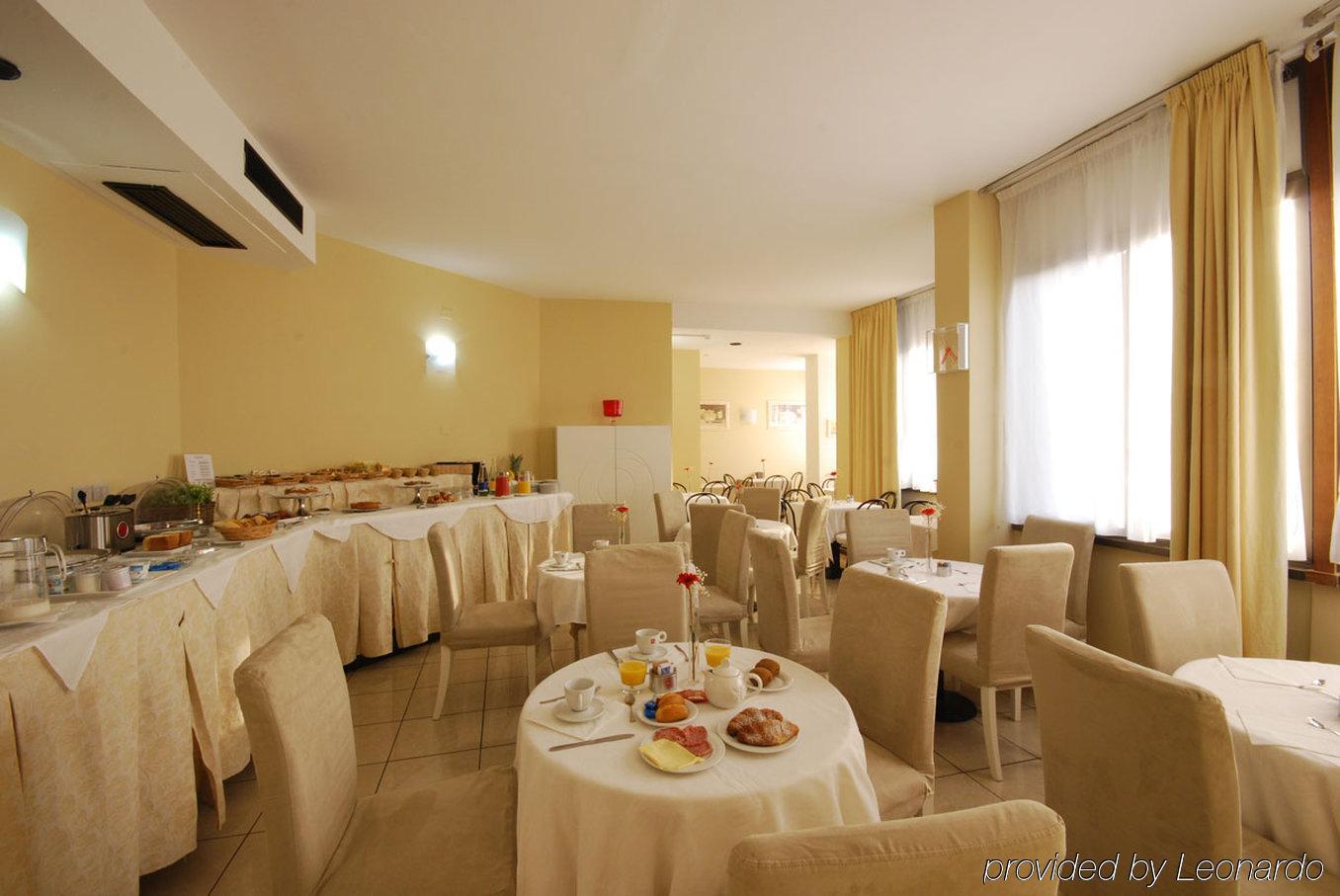 Hotel Bristol Πέζαρο Εξωτερικό φωτογραφία