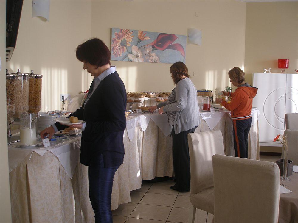 Hotel Bristol Πέζαρο Εξωτερικό φωτογραφία