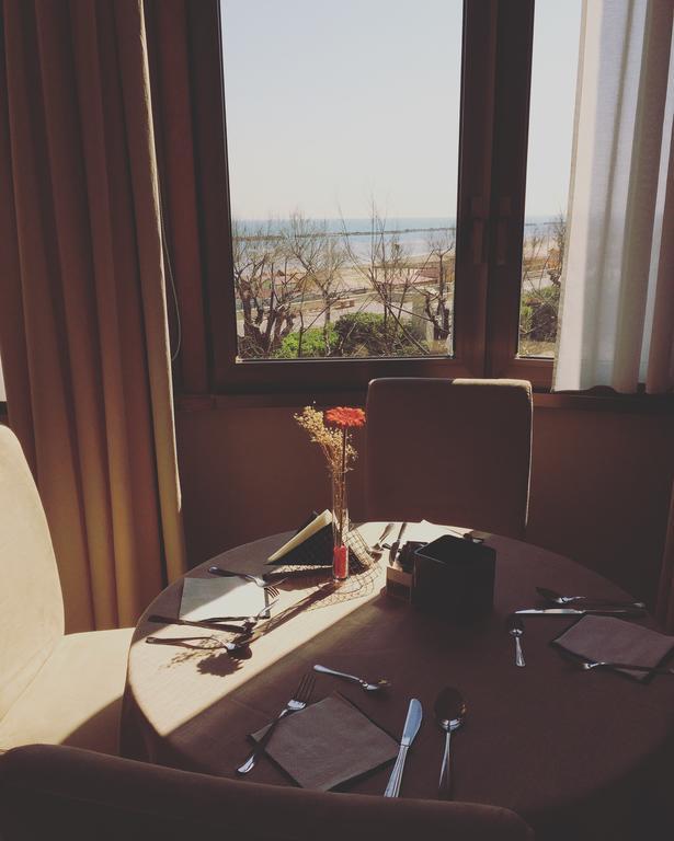 Hotel Bristol Πέζαρο Εξωτερικό φωτογραφία