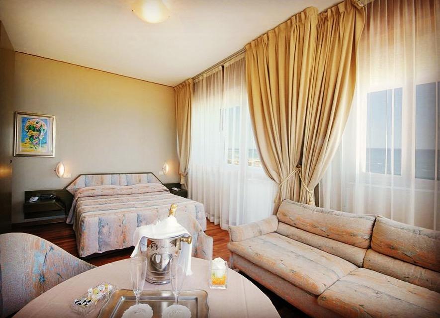 Hotel Bristol Πέζαρο Εξωτερικό φωτογραφία