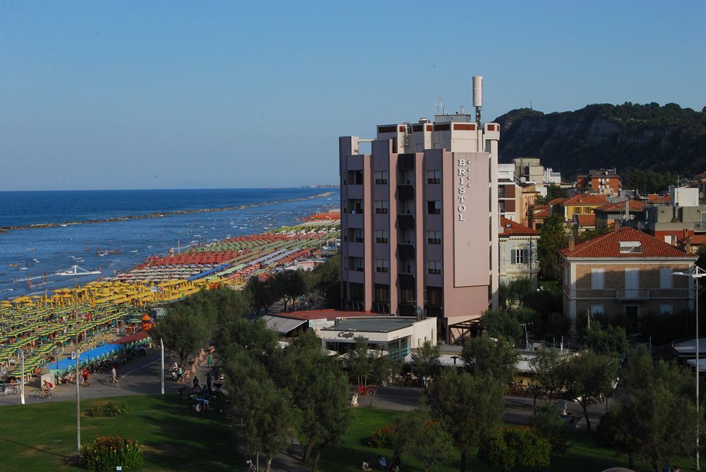 Hotel Bristol Πέζαρο Εξωτερικό φωτογραφία