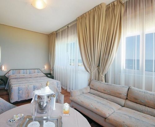 Hotel Bristol Πέζαρο Εξωτερικό φωτογραφία