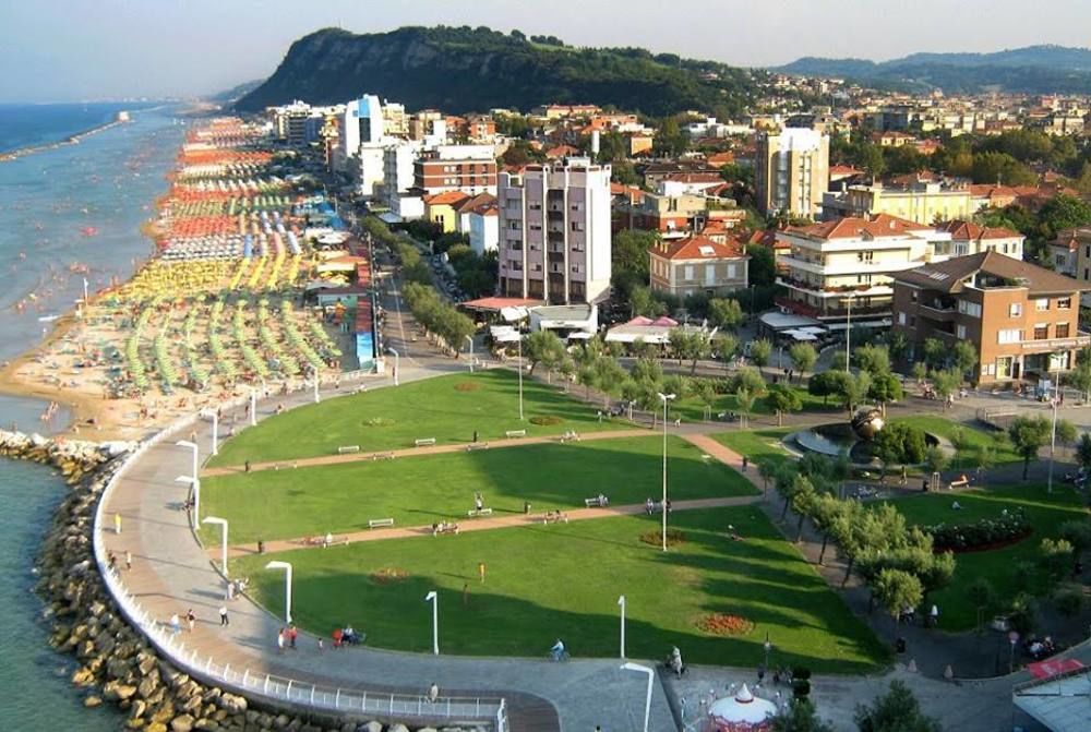 Hotel Bristol Πέζαρο Εξωτερικό φωτογραφία