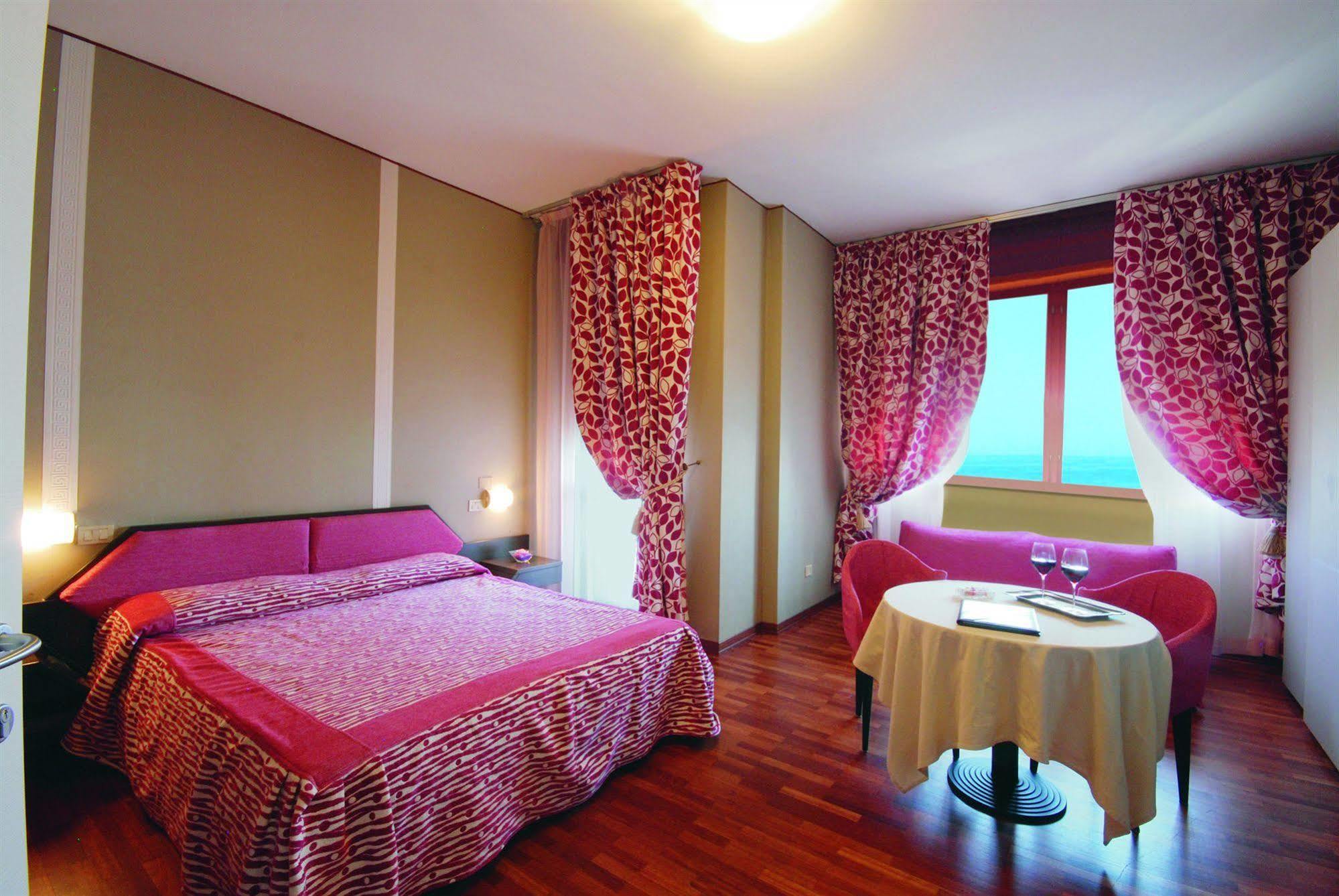 Hotel Bristol Πέζαρο Εξωτερικό φωτογραφία