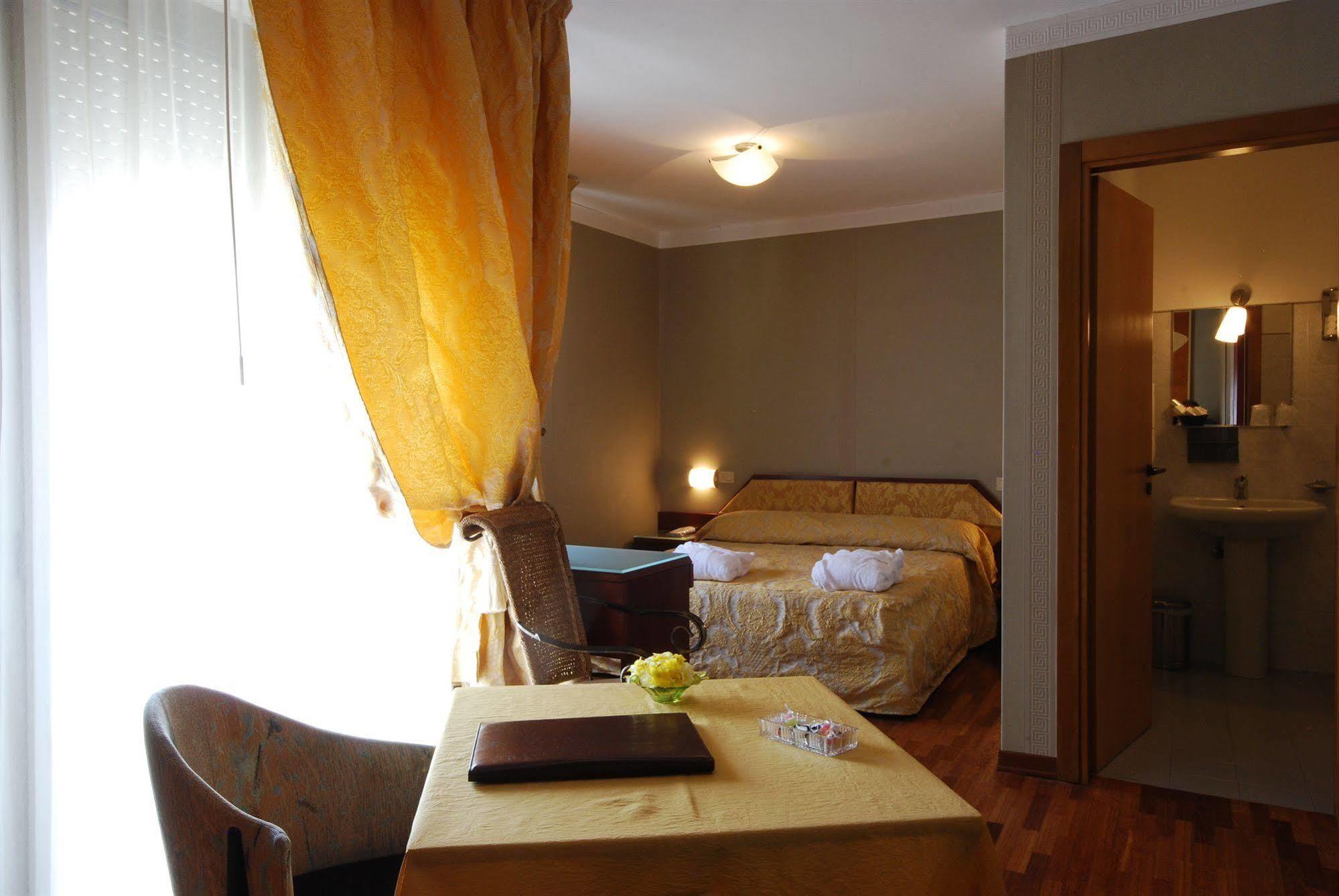 Hotel Bristol Πέζαρο Εξωτερικό φωτογραφία