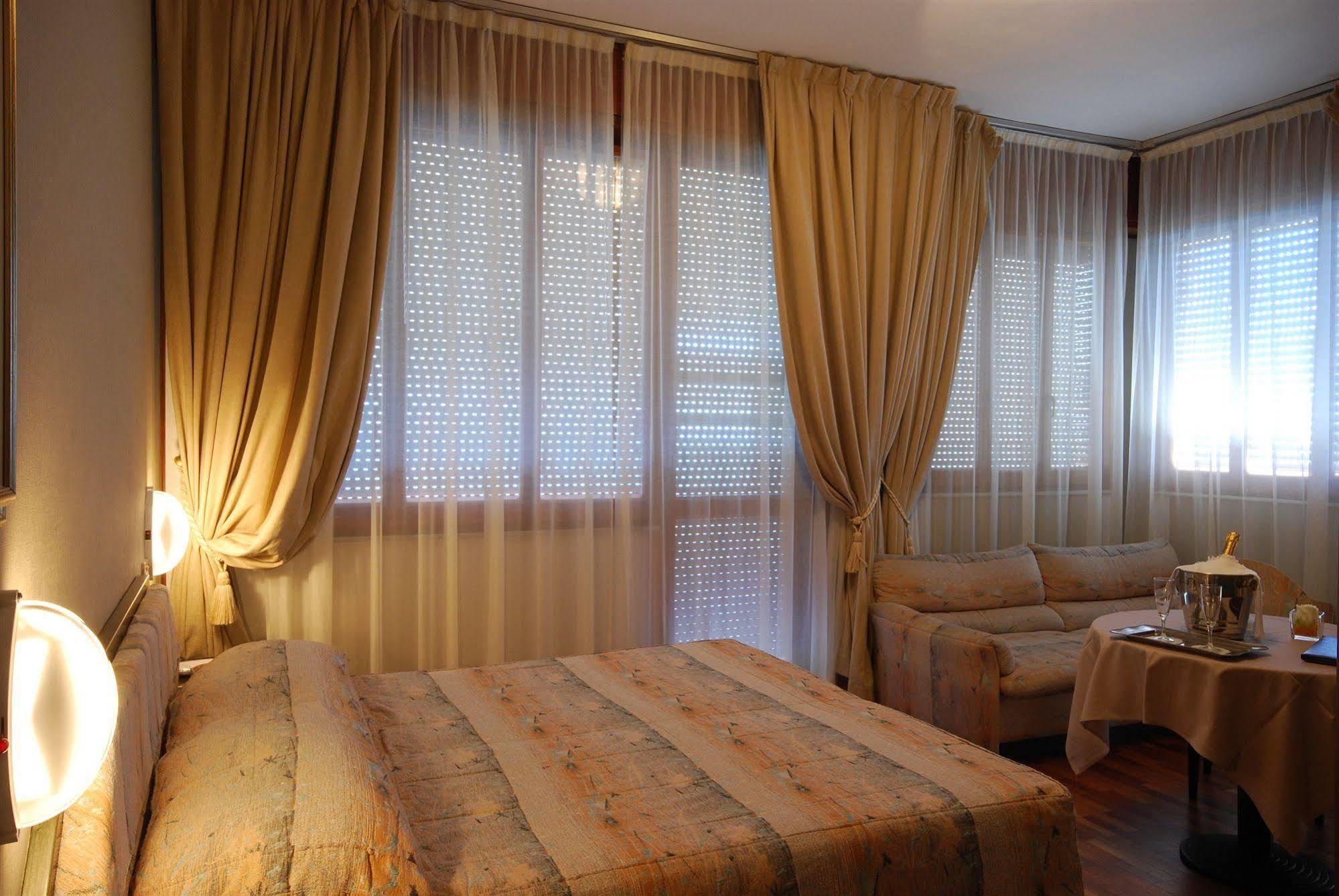 Hotel Bristol Πέζαρο Εξωτερικό φωτογραφία