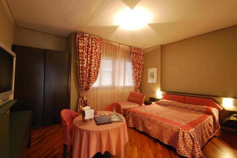 Hotel Bristol Πέζαρο Εξωτερικό φωτογραφία